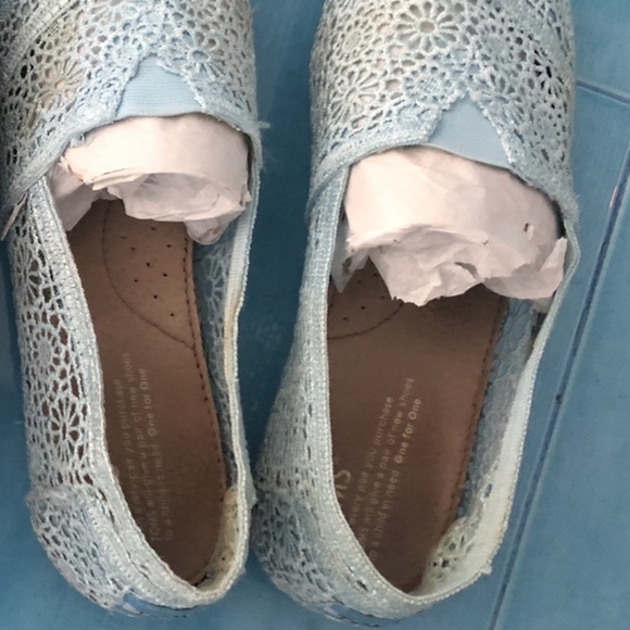 Shoes-slip on /Toms in baby blue- 8.5 - Picture 2 of 4